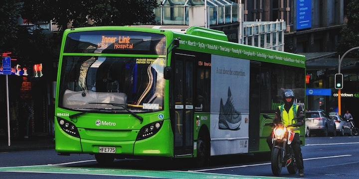 A green Auckland Transport bus